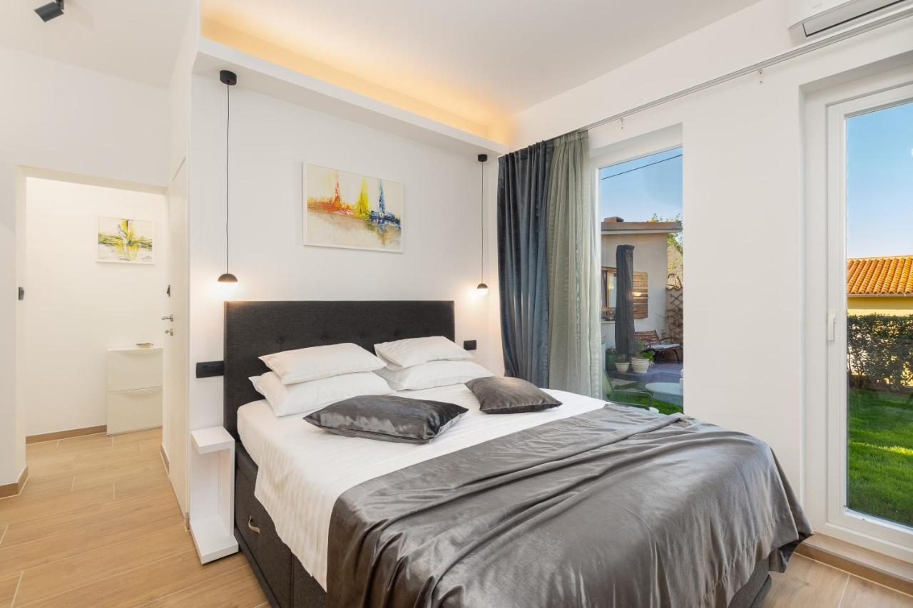 Studio Apartman Lilly With Private Parking In The Yard Of The House Πούλα Εξωτερικό φωτογραφία