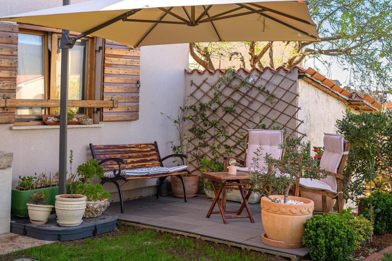 Studio Apartman Lilly With Private Parking In The Yard Of The House Πούλα Εξωτερικό φωτογραφία