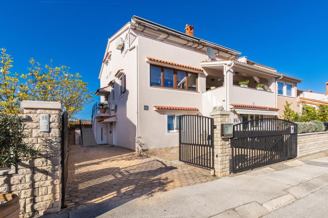 Studio Apartman Lilly With Private Parking In The Yard Of The House Πούλα Εξωτερικό φωτογραφία